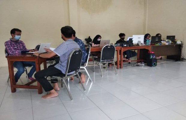  Foto: Para pelaku usaha di Kota Batu, saat mendaftarkan usahanya secara online melalui tokobatu.com di BLK Bumdes Mayangsari Pesanggrahan.