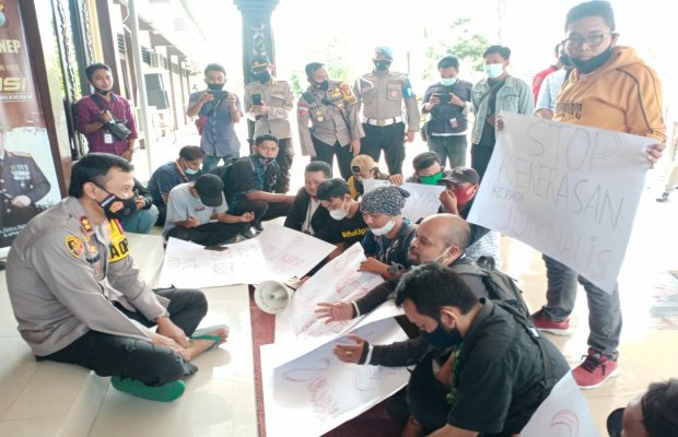 Foto: Puluhan wartawan Sumenep saat melakukan aksi demo