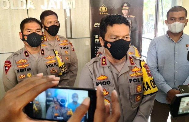 Foto: Kapolda Jatim Irjen Pol Nico Afinta saat diwawancarai awak media.