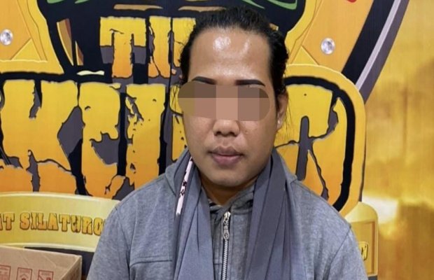 Foto: Tersangka 'DA' saat diamankan di Mapolres Lumajang