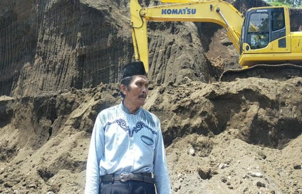  Foto : Abdullah dilokasi tambang galian C di lingkungan Jambuan Kelurahan Antirogo Dipermasalahkan, Diduga Ilegal