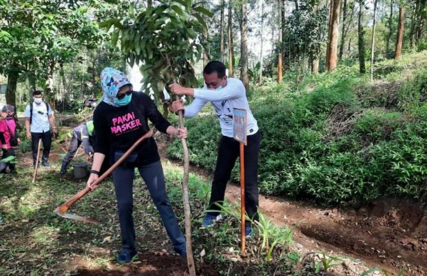 Foto: Peringati HPSN Kadis LH Pemkot Batu bersama Walikota Batu saat menanam pohon.