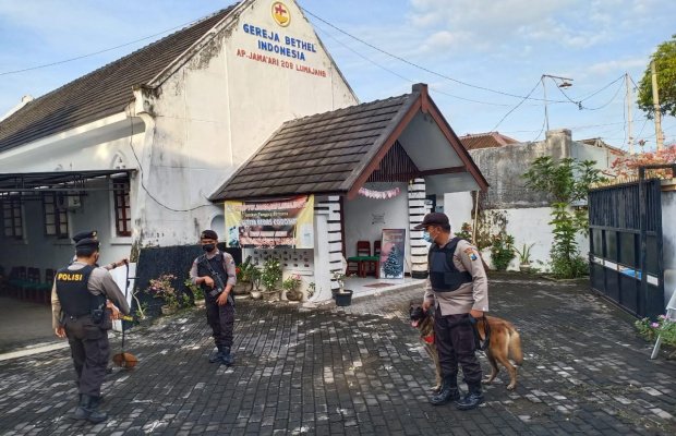 Foto: Petugas bersiaga di area gereja
