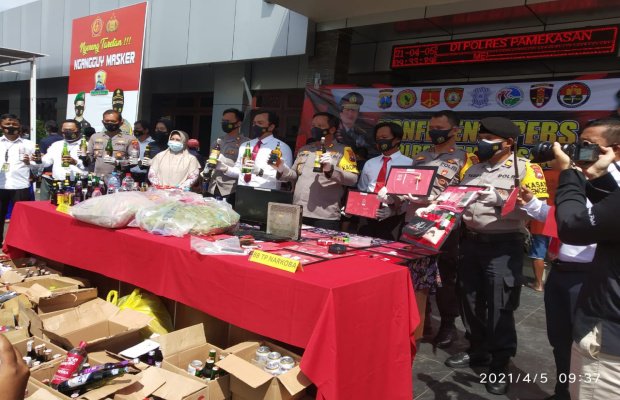 Foto: Kapolres Pamekasan Saat Menunjukkan (BB) Kepada Awak Media