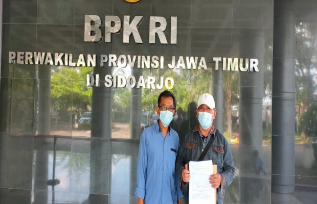 Foto: Ketua NGO YUA Jawa Timur Alex Yudawan saat menunjukan surat yang dilayangkan ke BPK RI.