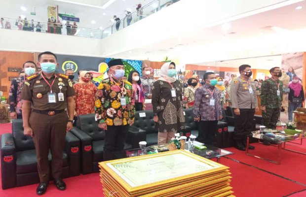 Foto: Walikota Batu bersama jajaran saat menghadiri Batu Recycling Exhibition.
