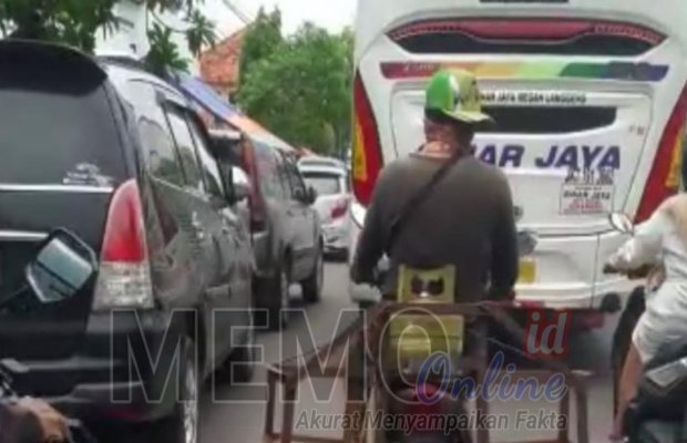 Foto : Akibat parkir liar, terjadi Kemacetan di depan RSUD dr Mohammad Zyn Sampang