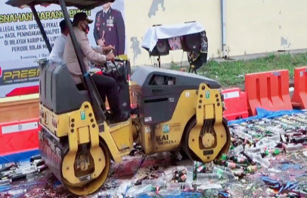Foto: Pemusnahan dilakukan bersama dan disaksikan oleh pihak terkait. 