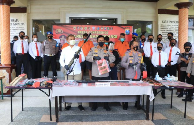 Foto: Polresta banyuwangi menunjukkan barang bukti Senpi Rakitan