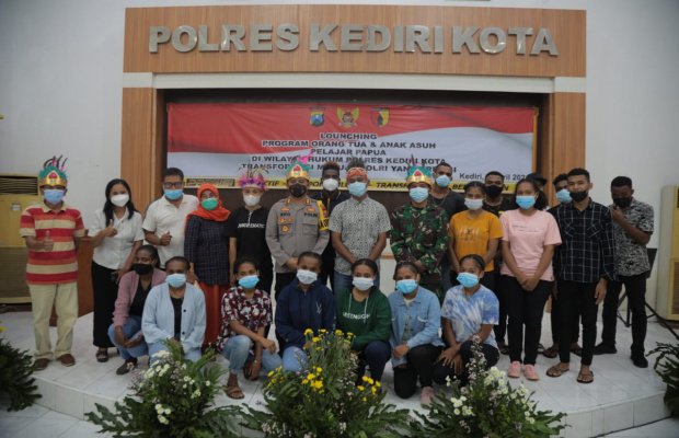  Foto: Kapolres Kediri Kota Akbp. Eko Prasetyo, S.H, S.I.K, M.H, beserta orang tua dan anak asuh pelajar papua. 