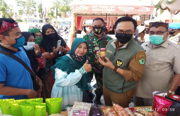  Foto : Bupati Bersama Kepala Disperindag Pamekasan Saat Cek Harga di Pasar Murah