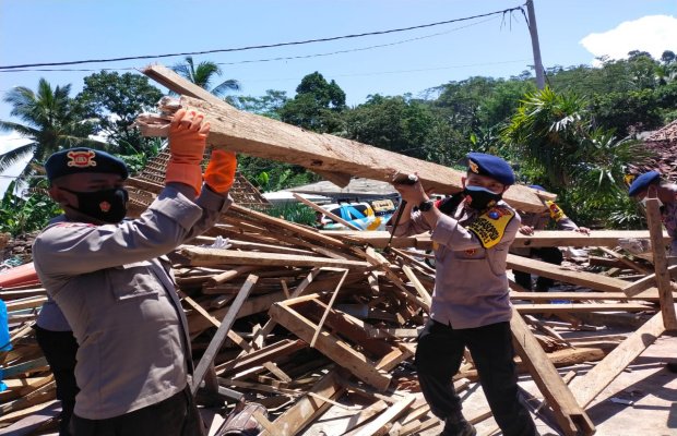 Foto : Dan Sat Brimob Polda Jatim andil bersihkan reruntuhan bangunan pasca gempa