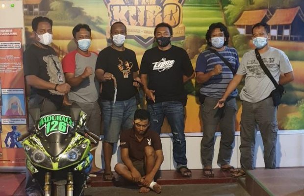 Foto : Tersangka 'duduk' usai menjalani perawatan di RS Bhayangkara Lumajang
