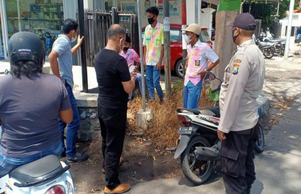  Foto : Petugas saat menghentikan pelajar dan dibawa ke Mapolsek Kota Polres Lumajang