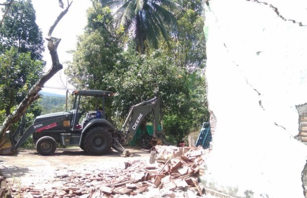  Foto : Alat berat membersihkan  puing - puing reruntuhan bangunan terdampak gempa