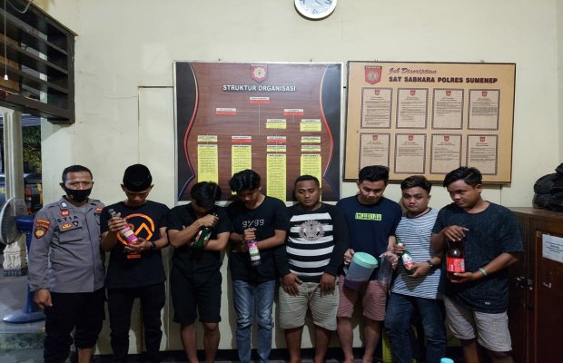 Foto: Sebelas muda - mudi saat di Mapolres Sumenep