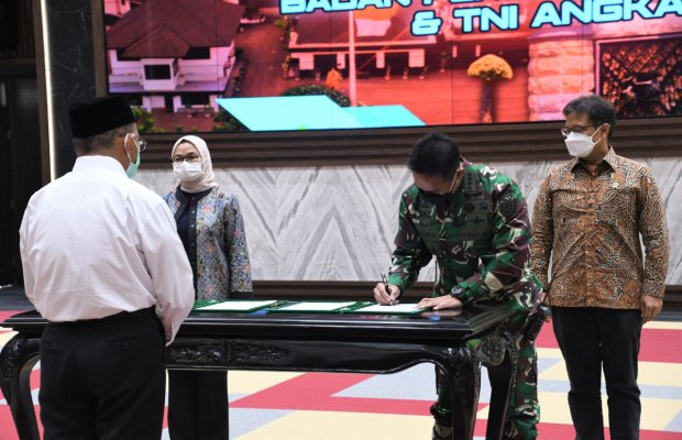 Foto: Kasad Jenderal TNI Andika Perkasa saat menandatangani nota kesepahaman