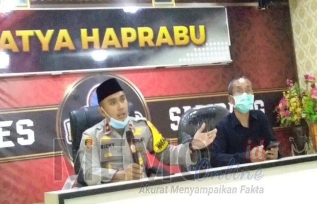  Foto : Wakapolres Sampang Kompol Rizky Tri Putra saat memberikan Klarifikasi. 