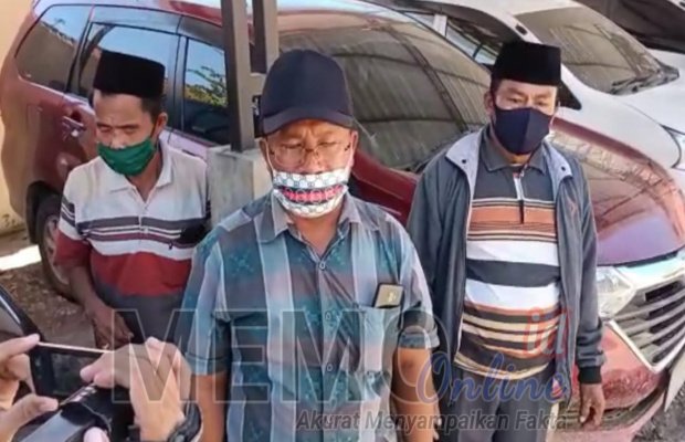 Foto : Bahrahim Kepala Desa Paopale Loak memberikan keterangan kepada awak media