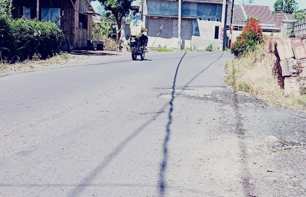  Foto : Jalan di Grati Kecamatan Sumbersuko Kabupaten Lumajang