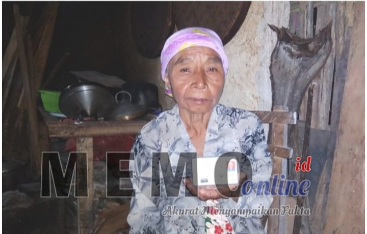 Foto : Nenek Maryam  (80) saat ditemui awak media di kediamannya.