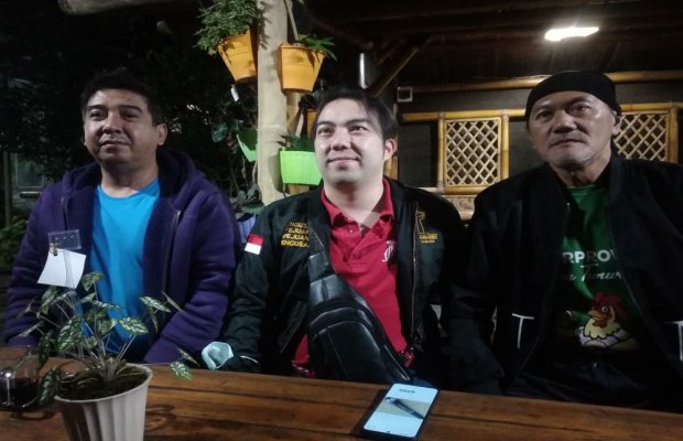  Foto: Hendra Kurniawan bersama Gaib Sampurno.
