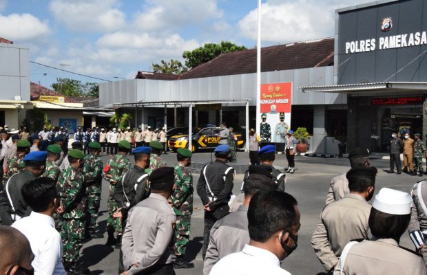  Foto : Bupati, Kapolres dan Dandim 0826 Pamekasan Saat Gelar Apel Di Mako Polres Pamekasan. 