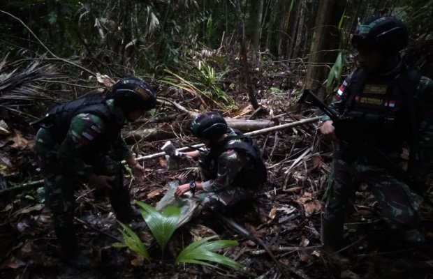 Foto: Satgas Pamtas RI-PNG Yonif 131/Brs saat melaksanakan patroli rutin. 