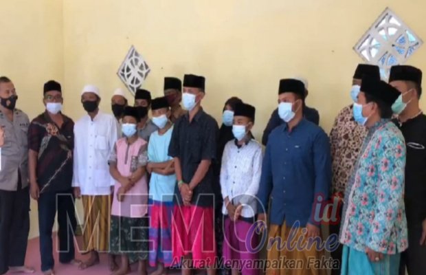  Foto : Kelima remaja sholat sambil berjoget meminta maaf disaksikan Kepala Desa, tokoh masyarakat, dan tokoh agama setempat. 
