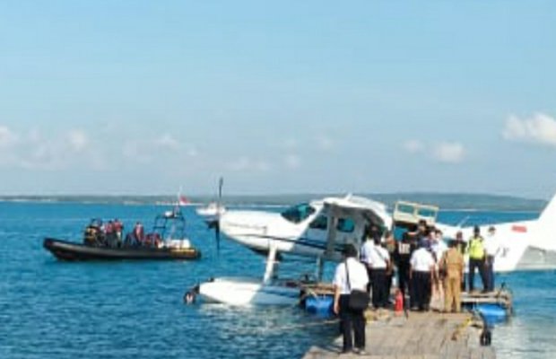 Foto: pesawat Amphibian type C-208  saat uji coba bandara laut di pulau gili iyang