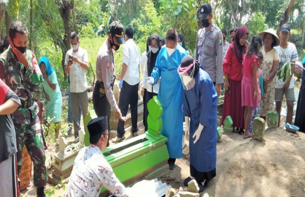 Foto : Proses Pembongkaran Kuburan Dipantau Langsung Kapolsek Pademawu dan Warga