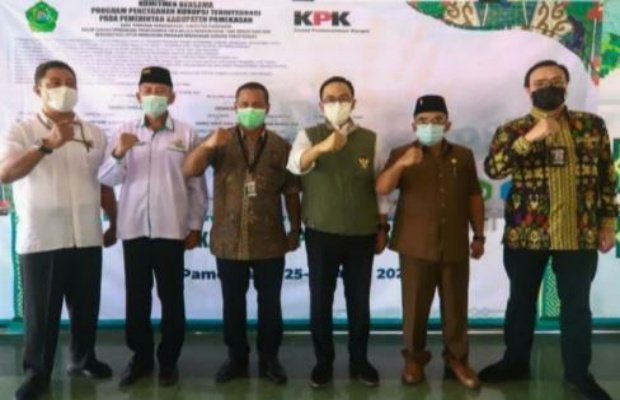 Foto: Bupati Pamekasan Usai Acara Rapat Monitoring dan Evaluasi