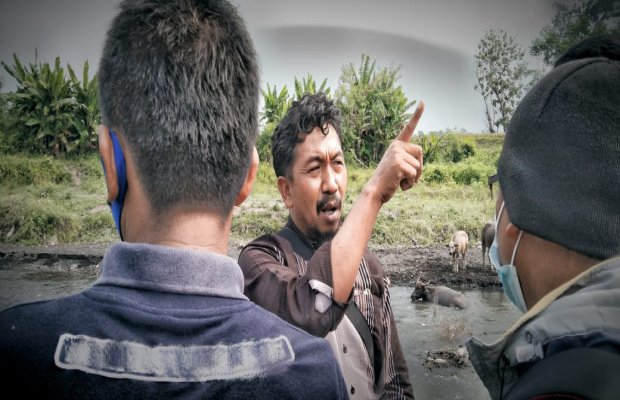 Foto : Rusdi, saat meyakinkan awak media jika surat telah ia layangkan atas kegiatan yang dilakukannya.