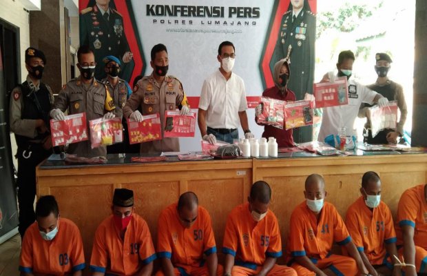 Foto : Kapolres meminpin konferensi pers di lobby Polres Lumajang, Jum'at (30/4/2021).