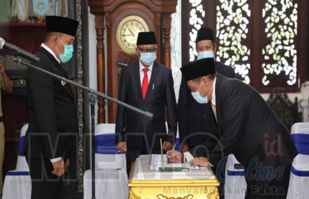  Foto : Penandatanganan dr Agus Akhmadi, Direktur RSUD dr Muhammad Zyn Sampang