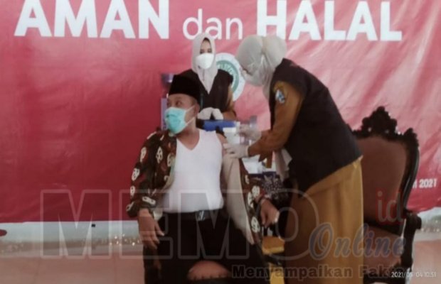  Foto :Bupati Sampang H Slamet Junaidi saat vaksinasi di Pendopo Trunojoyo Sampang