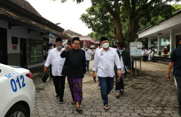 FOTO ; Ketua DPD RI saat mengunjungi Ponpes Darusshalah, Tegal Besar Jember, 19 Februari 2021, yang lalu.