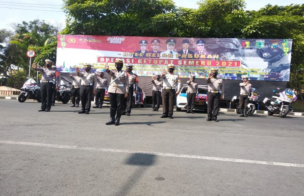 Foto: Kasatlantas Polres Batu AKP Indah Citra Fitriani, SIK, saat foto bersama anggota.