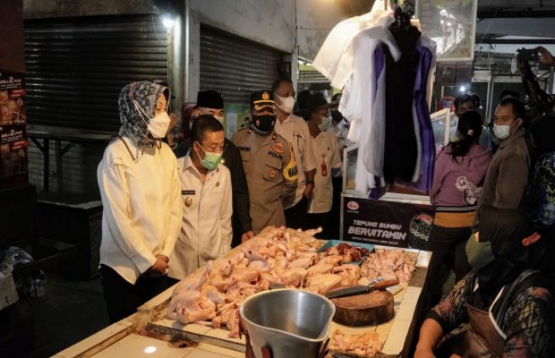 Foto: Walikota Batu bersama rombongan saat sidak ke Pasar Besar Batu.