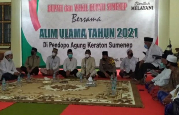 Foto: Bupati dan Wakil Bupati Sumenep dengan Alim Ulama saat silaturrahim di Pendopo Agung Keraton Sumenep