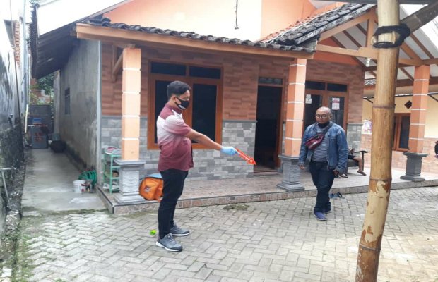 Foto : Petugas Polres Batu saat melakukan olah TKP didampingi Doi Nuri (korban).