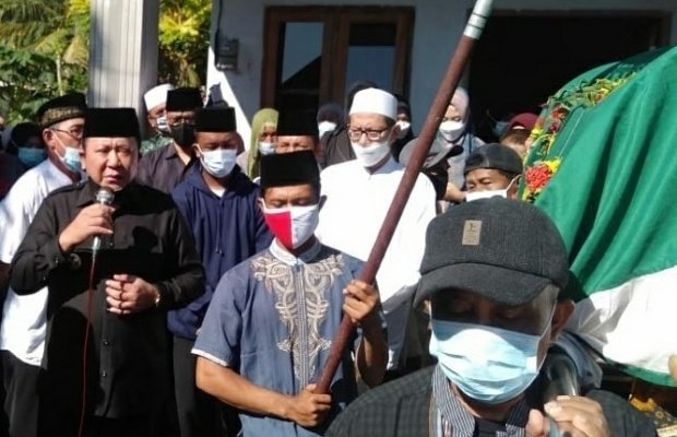 Foto :  Bupati Jember dan Wakil Bupati Jember saat di kediaman rumah duka  di dusun krajan, Desa Kencong, Kecamatan Kencong, Jember.