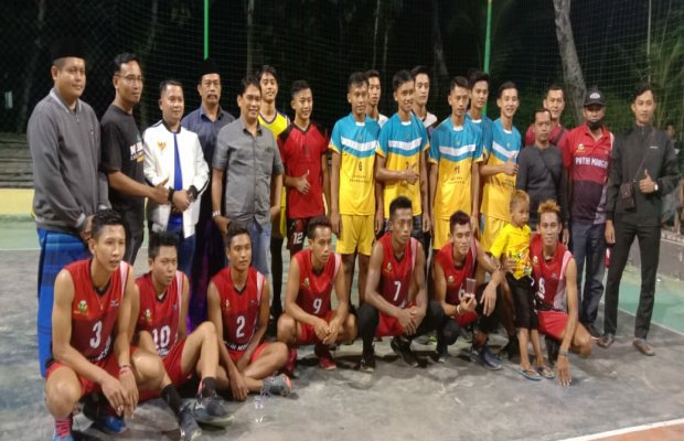 Foto: anggota DPR RI saat foto bersama pebola volly dari empat club