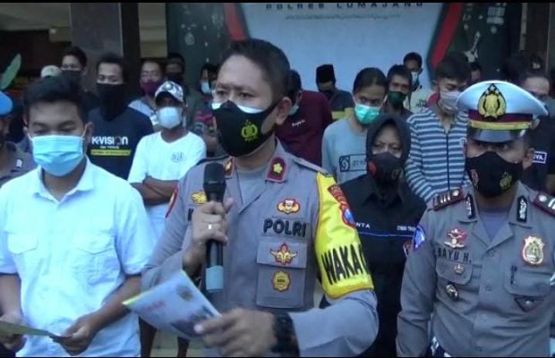 Foto : Wakapolres Lumajang saat memimpin acara press release.
