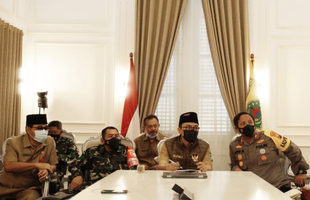 Foto : Bupati Pamekasan, Dandim 0826 dan Kapolres Saat Rapat Pelaksanaan Pilkades Serentak 2021
