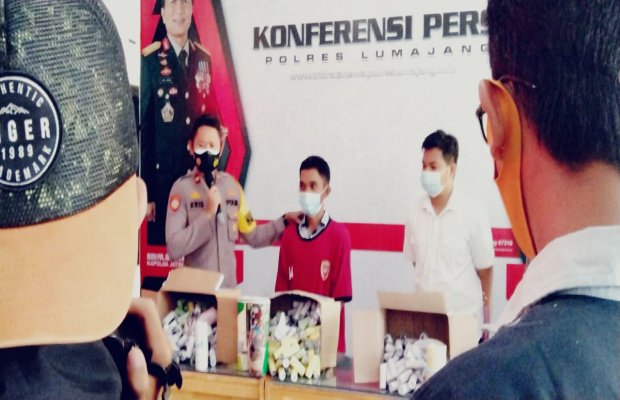  Foto : Wakapolres Lumajang menerangkan duduk persoalan pada awak media