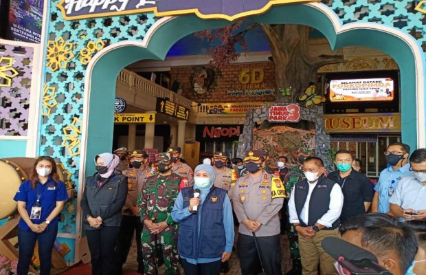 Foto: usai meninjau JTP 3, Gubernur Jatim memberikan keterangan kepada para awak media.