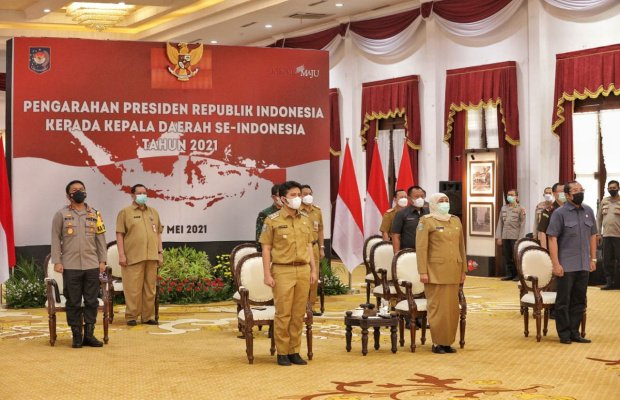 Foto: Forkopimda Jatim Saat Mengikuti Zoom Meeting  Bersama Presiden di Grahadi