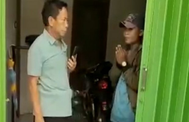 Foto: Eks Kades Kebunan saat mengintrogasi pelaku pencurian di rumahnya