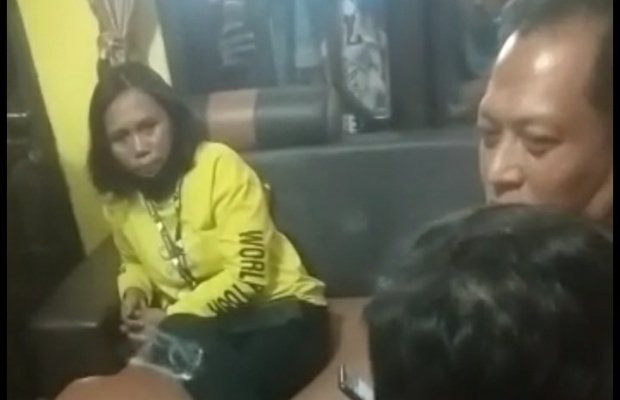 Foto : Pelaku (kaos kuning) saat di evakuasi dari warga